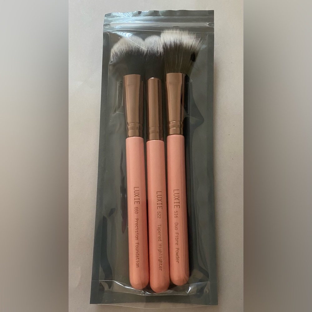 NWOT Luxie Beauty brushes
